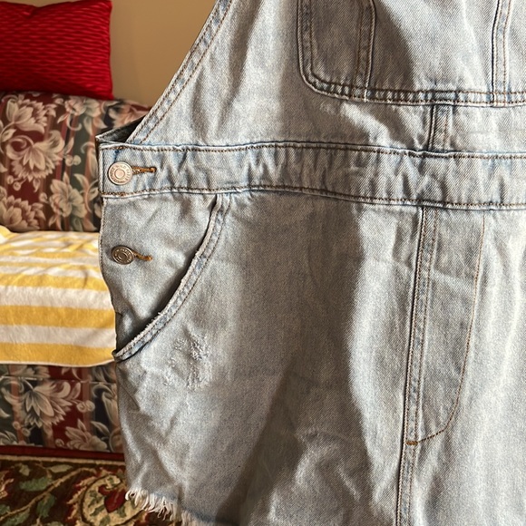 Wild Fable Light-wash Denim Bib Overall Shortails Size XL - Picture 5 of 6